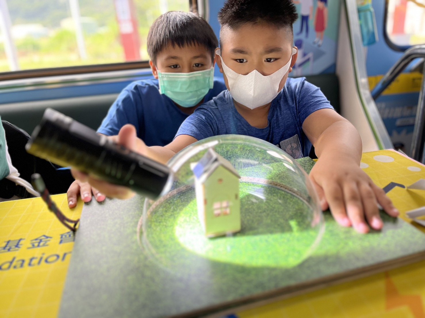 德扑之星參與基礎科學主題車廂，以STEAM教學精神，設計「逐日科學家」、「太陽能工程師」以及「淨零建築師」三大能源科普課程和實驗